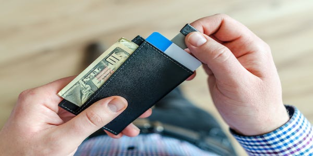 4 Reasons Why a Wallet is a Perfect Gift Idea for a Man