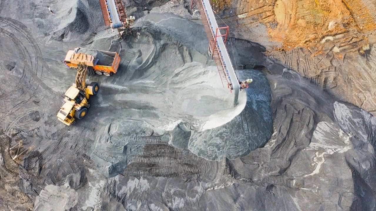 How Cutting Pick Geometry Affects Coal and Rock Fragmentation in Longwall Mining